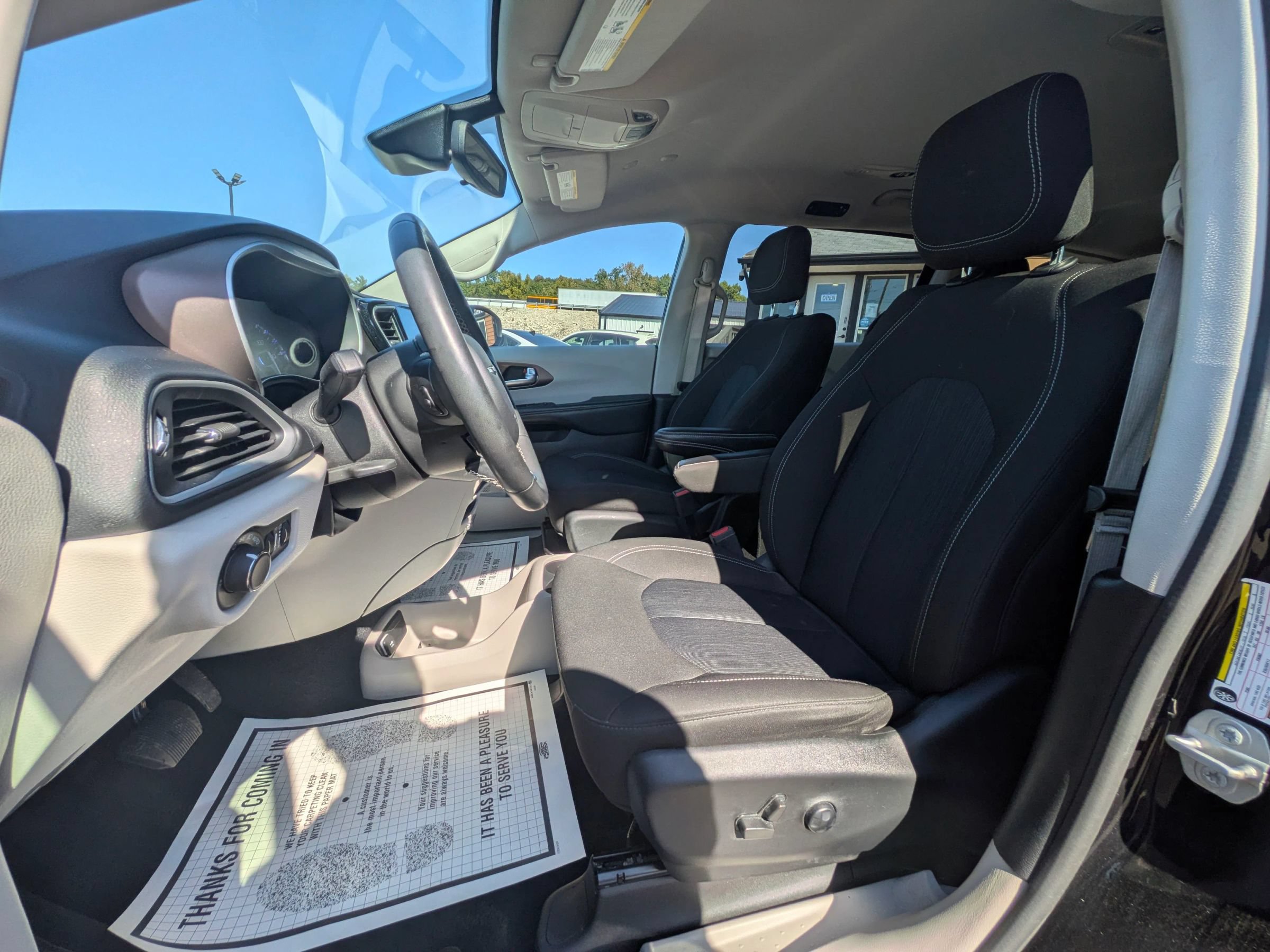 Used 2022 Chrysler Voyager LX FWD image 19