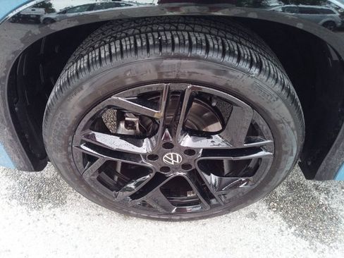 Used 2025 Volkswagen Tiguan SE R-Line FWD image 9