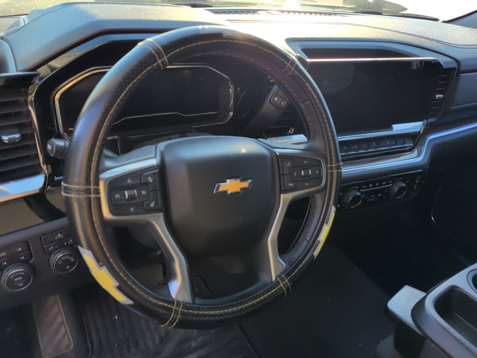 Used 2022 Chevrolet Silverado 1500 LT w/ Z71 Off-Road Package AWD/4WD image 11