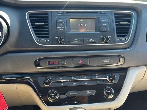 Used 2017 Kia Sedona LX image 33