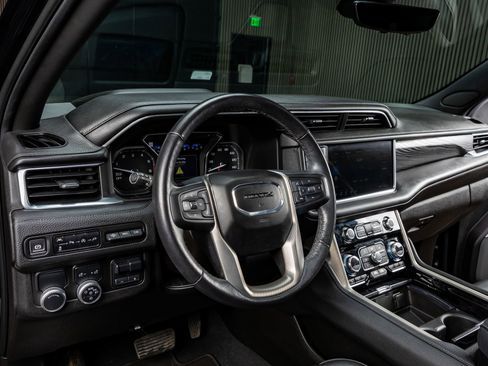 Used 2021 GMC Yukon Denali w/ Denali Premium Package image 13