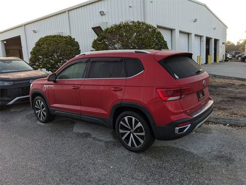 Certified 2022 Volkswagen Taos SE image 5