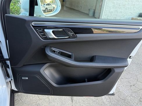 Used 2023 Porsche Macan image 22