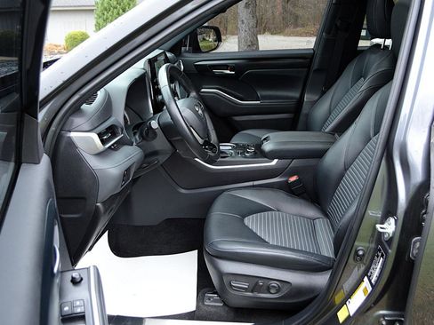 Used 2023 Toyota Highlander XSE image 13