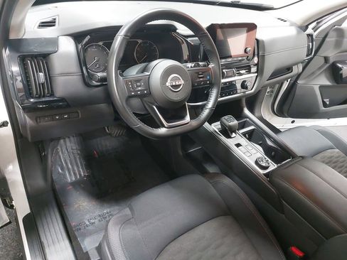 Used 2025 Nissan Pathfinder SV image 17