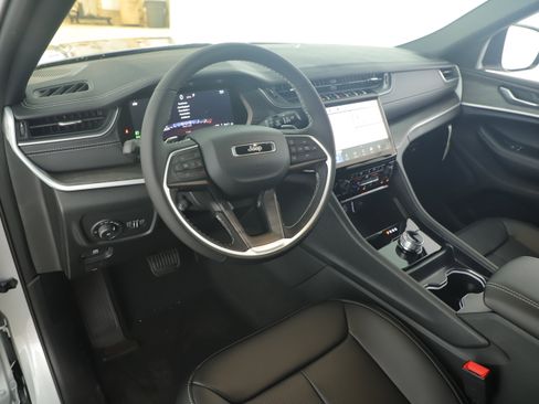 New 2025 Jeep Grand Cherokee L Limited image 11