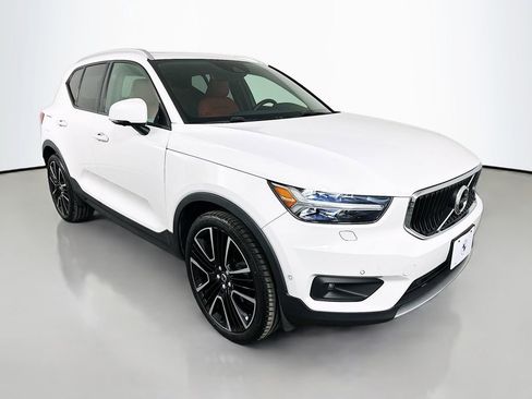 Used 2019 Volvo XC40 T5 Momentum image 3