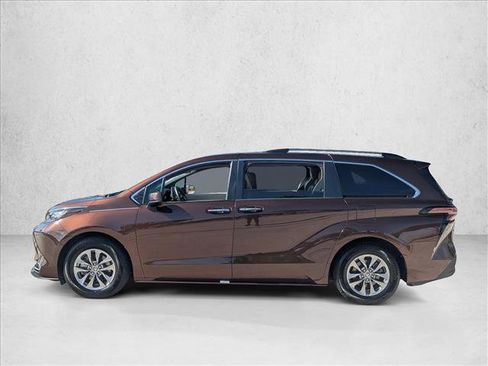 Used 2021 Toyota Sienna XLE image 8
