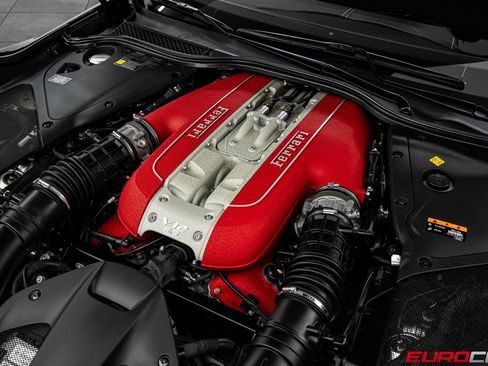 Used 2020 Ferrari 812 Superfast RWD image 10