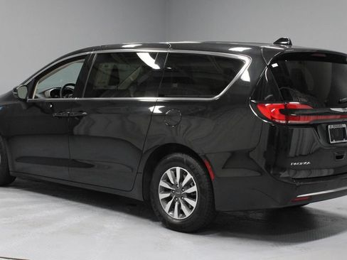 Used 2023 Chrysler Pacifica Touring-L FWD image 8