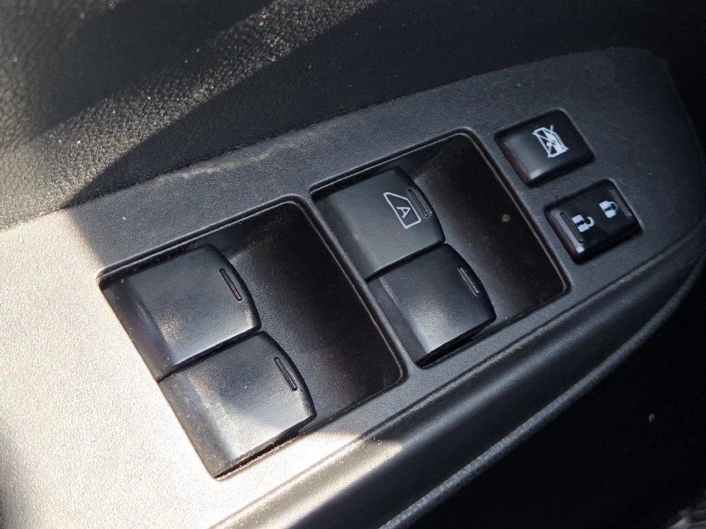 Used 2014 Nissan Versa Note SV FWD image 5