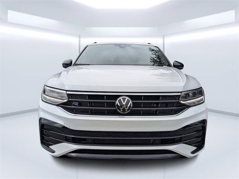 Certified 2024 Volkswagen Tiguan SE R-Line image 7