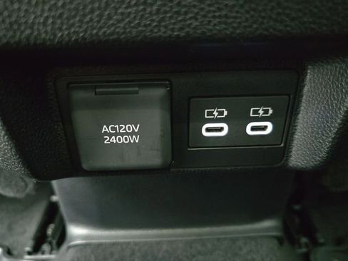 Used 2025 Toyota Tacoma Limited image 35