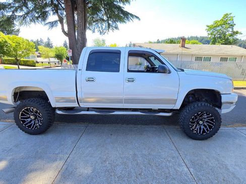 Used 2005 Chevrolet Silverado 2500 LS w/ Heavy-Duty Power Package AWD/4WD image 4