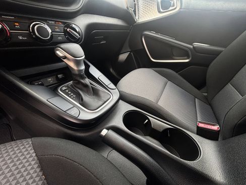 Used 2025 Kia Soul LX w/ LX Technology Package FWD image 39