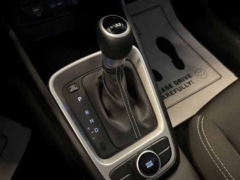 Used 2024 Hyundai Venue SEL image 17