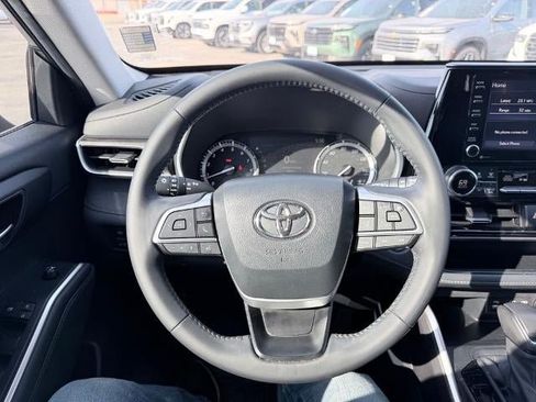 Used 2022 Toyota Highlander XLE FWD image 17