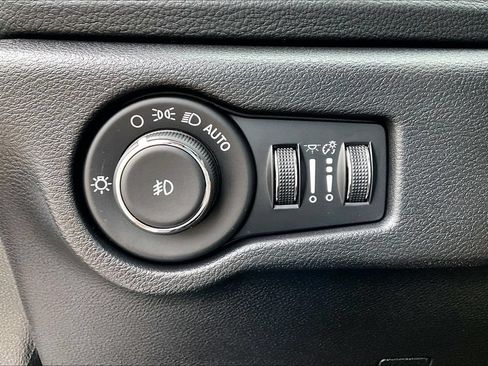 Used 2025 Chrysler Pacifica Limited FWD image 32