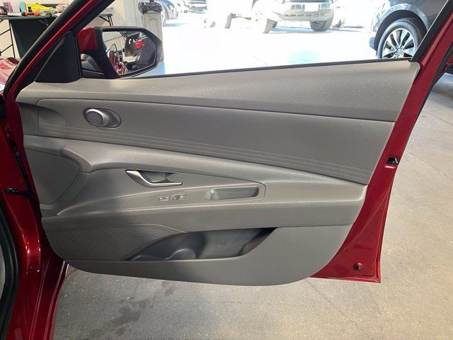 Used 2023 Hyundai Elantra SE FWD image 13
