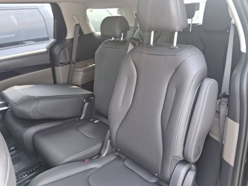 Certified 2026 Kia Carnival FWD image 16