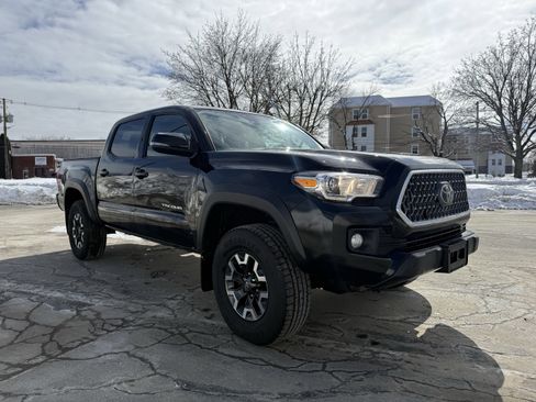 Used 2019 Toyota Tacoma TRD Off-Road w/ Technology Package image 8