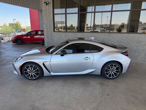 Used 2024 Toyota GR86 CAR image 2