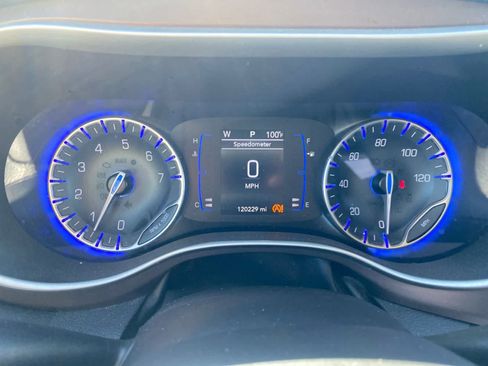 Used 2020 Chrysler Voyager Lxi FWD image 12