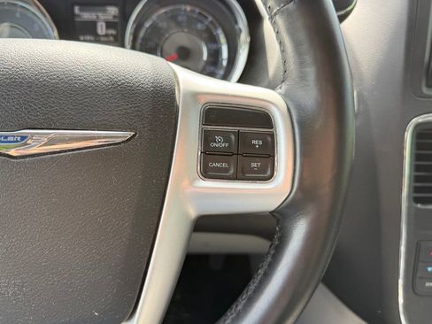 Used 2015 Chrysler Town & Country Touring w/ Driver Convenience Group FWD image 17