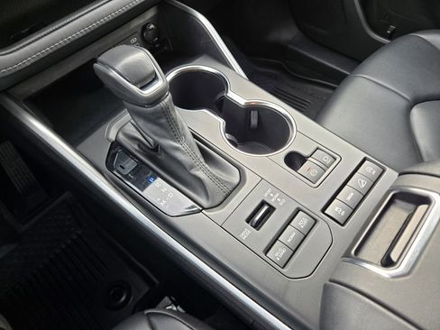 Used 2022 Toyota Highlander XLE image 29