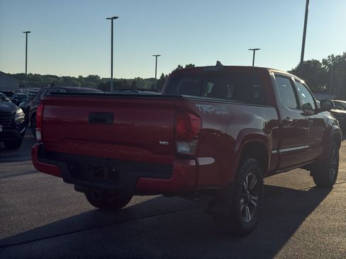 Used 2017 Toyota Tacoma TRD Sport w/ Tow Package AWD/4WD image 5