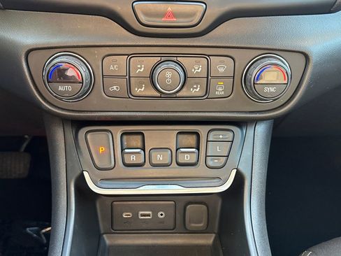 Used 2020 GMC Terrain SLE w/ Driver Convenience Package AWD/4WD image 22