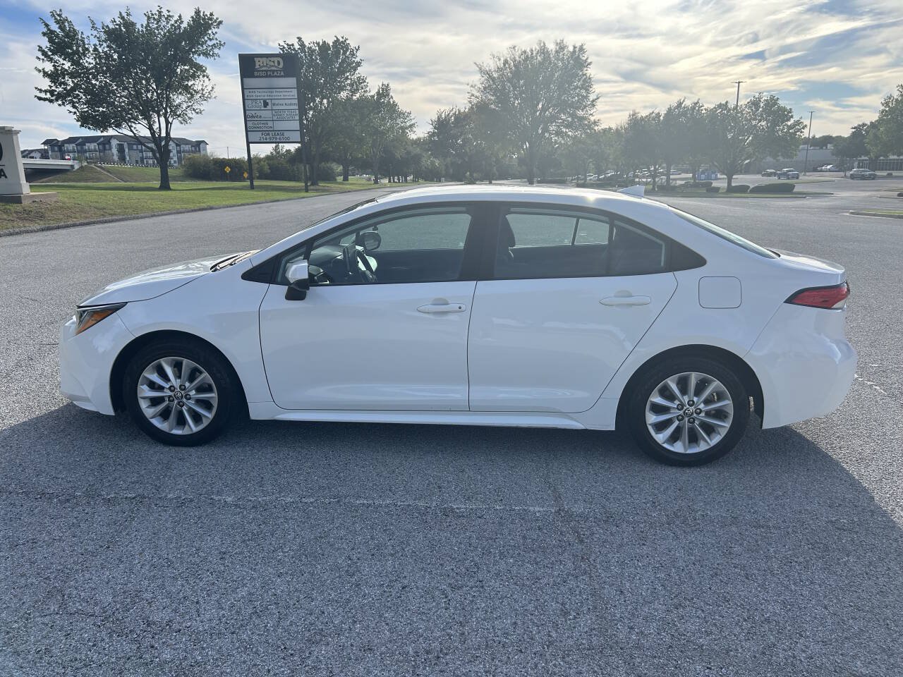 Used 2021 Toyota Corolla LE w/ LE Convenience Package FWD image 8