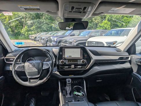 Used 2023 Toyota Highlander XLE FWD image 22
