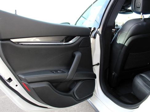 Used 2017 Maserati Ghibli image 23