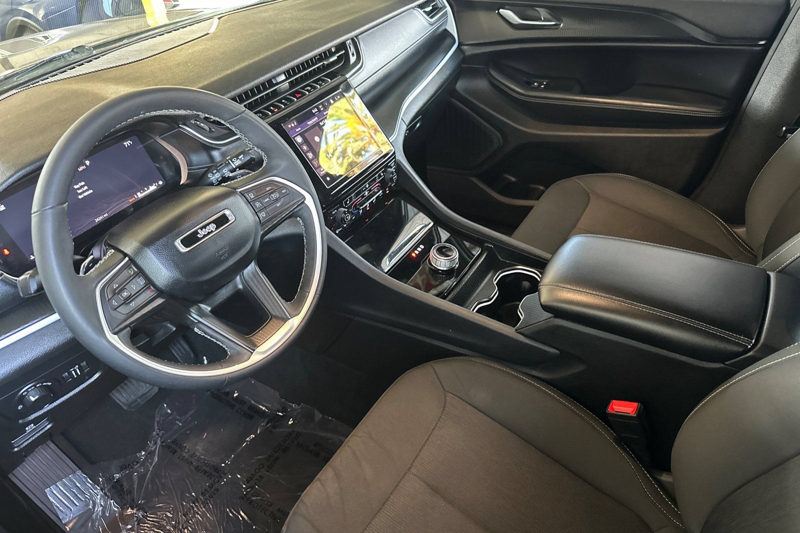 Used 2024 Jeep Grand Cherokee L Laredo w/ Luxury Tech Group I AWD/4WD image 10
