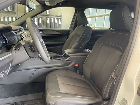 Used 2024 Jeep Grand Cherokee L Laredo RWD image 10