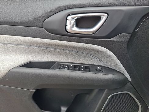 Used 2024 Jeep Compass Latitude AWD/4WD image 12