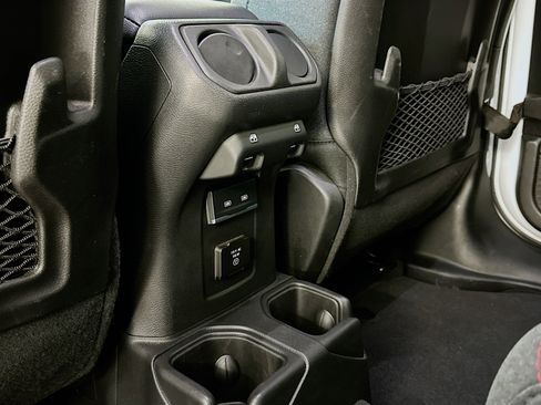 Used 2025 Jeep Wrangler Unlimited Rubicon image 27