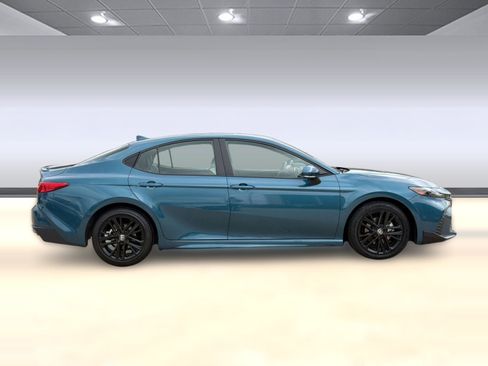 Used 2025 Toyota Camry SE image 8