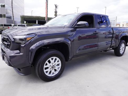 Certified 2025 Toyota Tacoma SR5 AWD/4WD image 4
