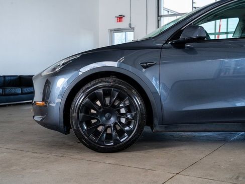 Used 2022 Tesla Model Y Long Range image 9