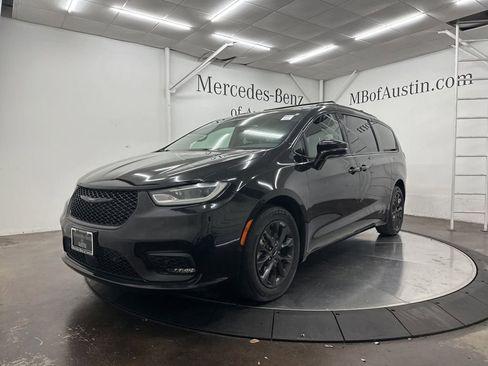 Used 2021 Chrysler Pacifica Touring-L w/ Uconnect Theater Family Group FWD image 3