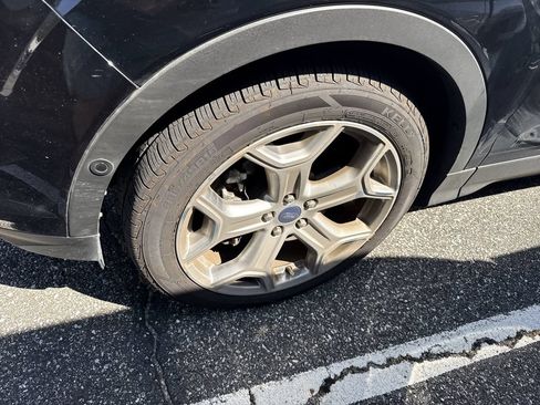 Used 2018 Ford Escape Titanium w/ Ford Safe & Smart Package FWD image 10