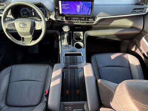 Used 2025 Toyota Sienna XLE Woodland Edition image 13