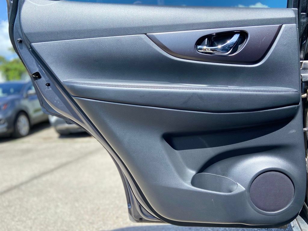 Used 2016 Nissan Rogue SV FWD image 19