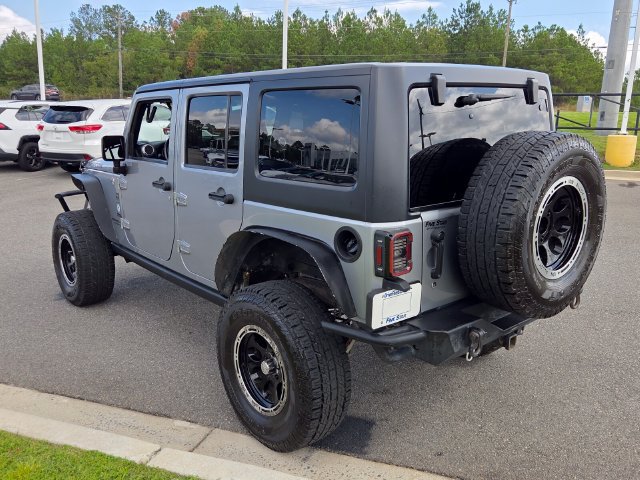 Used 2015 Jeep Wrangler Unlimited Rubicon w/ Connectivity Group AWD/4WD image 11
