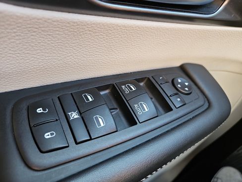 Used 2024 Chrysler Pacifica Select image 22