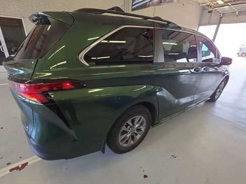 Used 2022 Toyota Sienna LE image 3