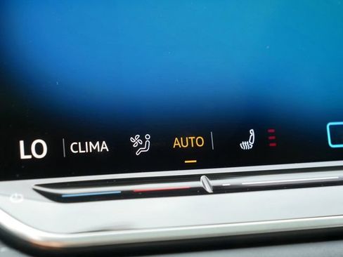 Certified 2025 Volkswagen Tiguan SE AWD/4WD image 32