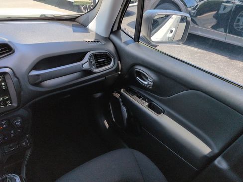 Used 2022 Jeep Renegade Latitude w/ Convenience Group AWD/4WD image 17